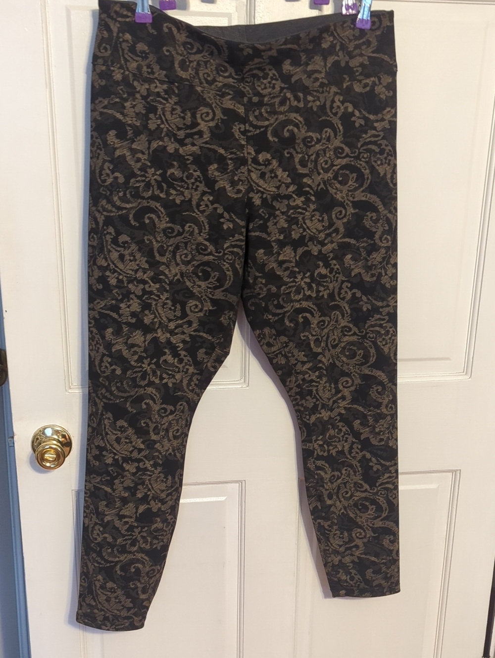 Reversible Black Leggings with Gold Scroll Jacquard Pattern/Solid